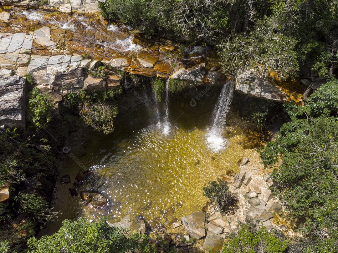 Paisagem vista aerea de um cachoeira floresta matos