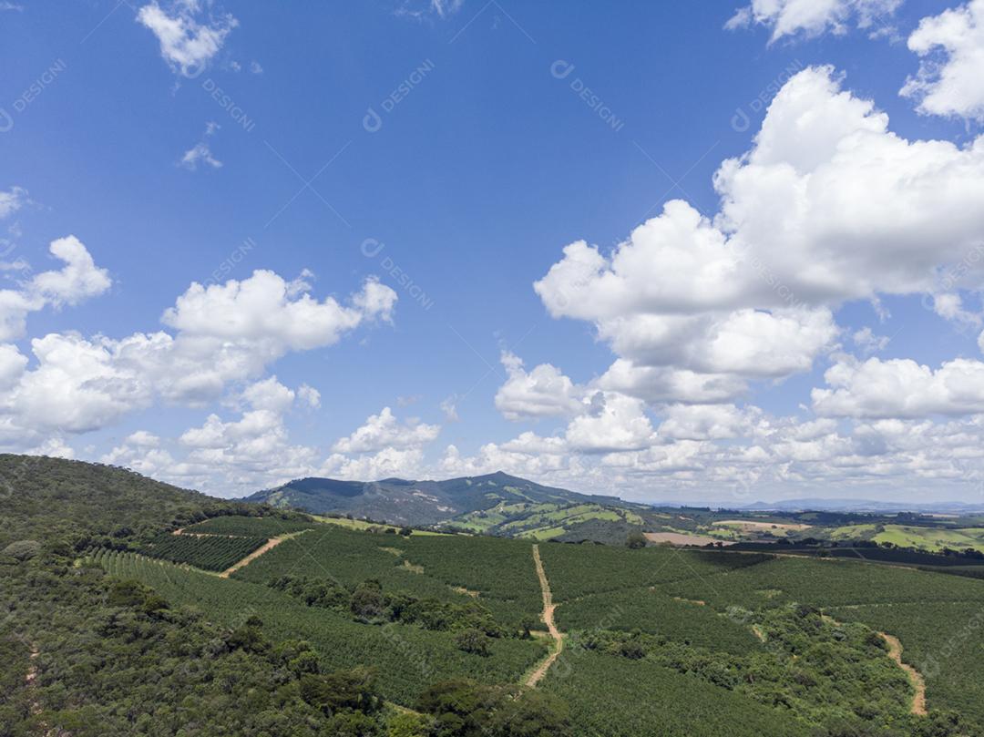 Paisagem vista aerea fazenda floresta céu nublado