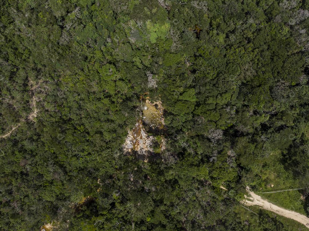 Paisagem vista aerea fazenda floresta céu nublado