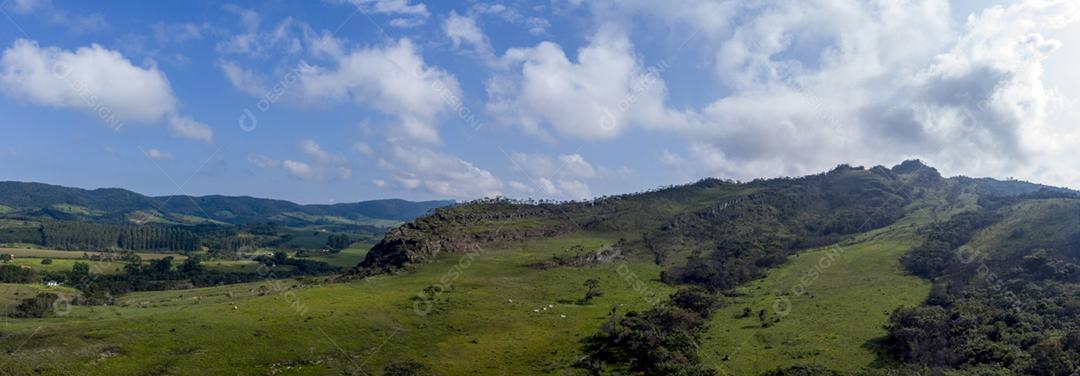 Paisagem vista aerea fazenda floresta céu nublado