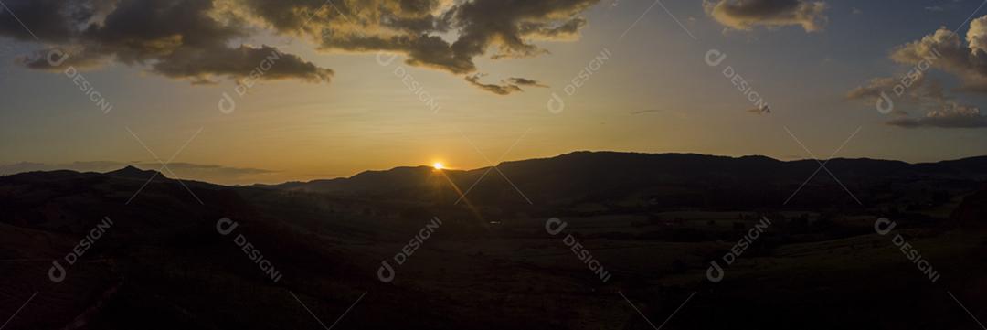 Paisagem vista aerea fazenda floresta céu nublado