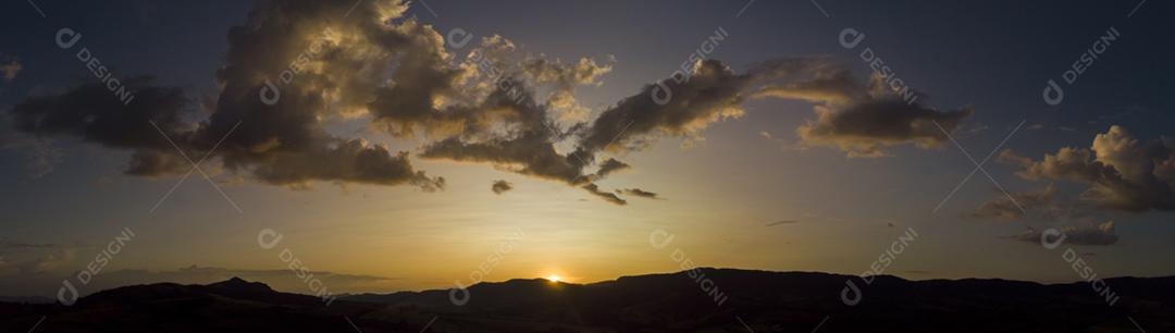 Paisagem vista aerea fazenda floresta céu nublado