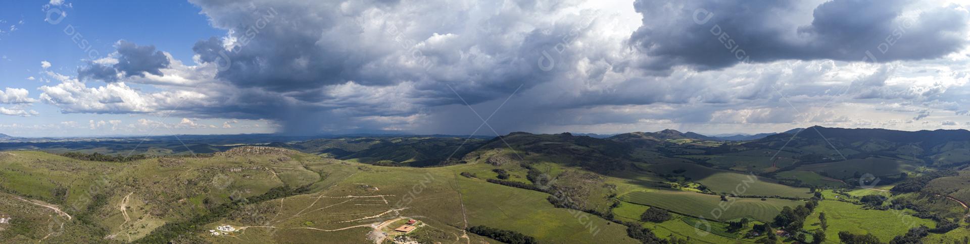 Paisagem vista aerea fazenda floresta céu nublado