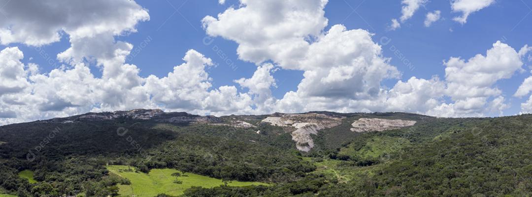 Paisagem vista aerea fazenda floresta céu nublado