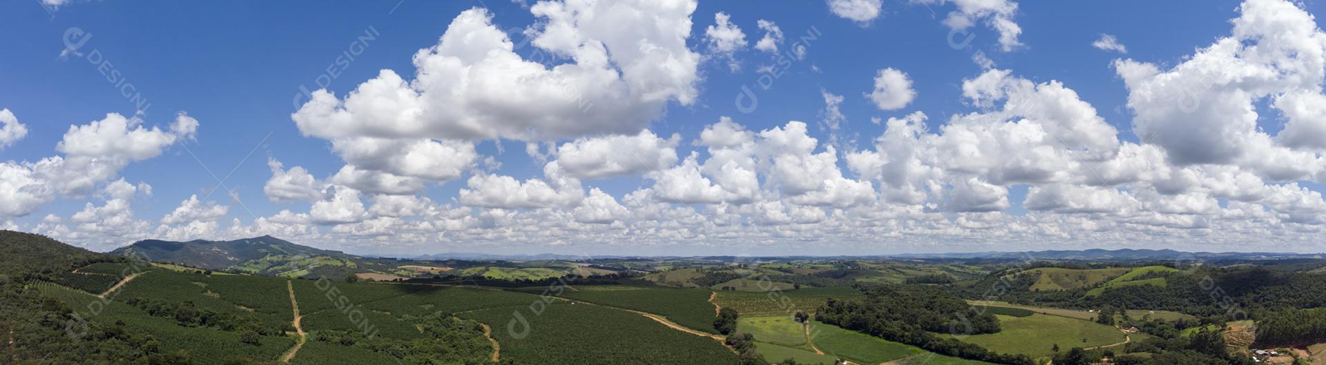 Paisagem vista aerea fazenda floresta céu nublado