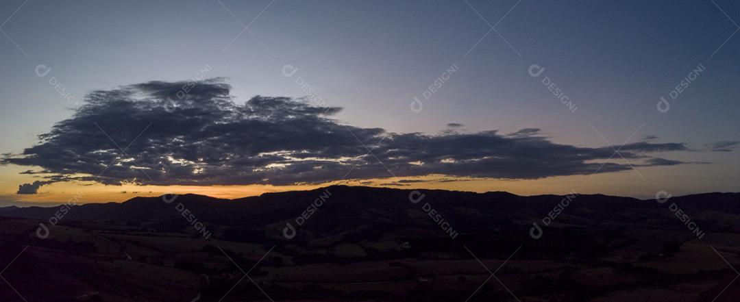 Paisagem por do sol montanhas