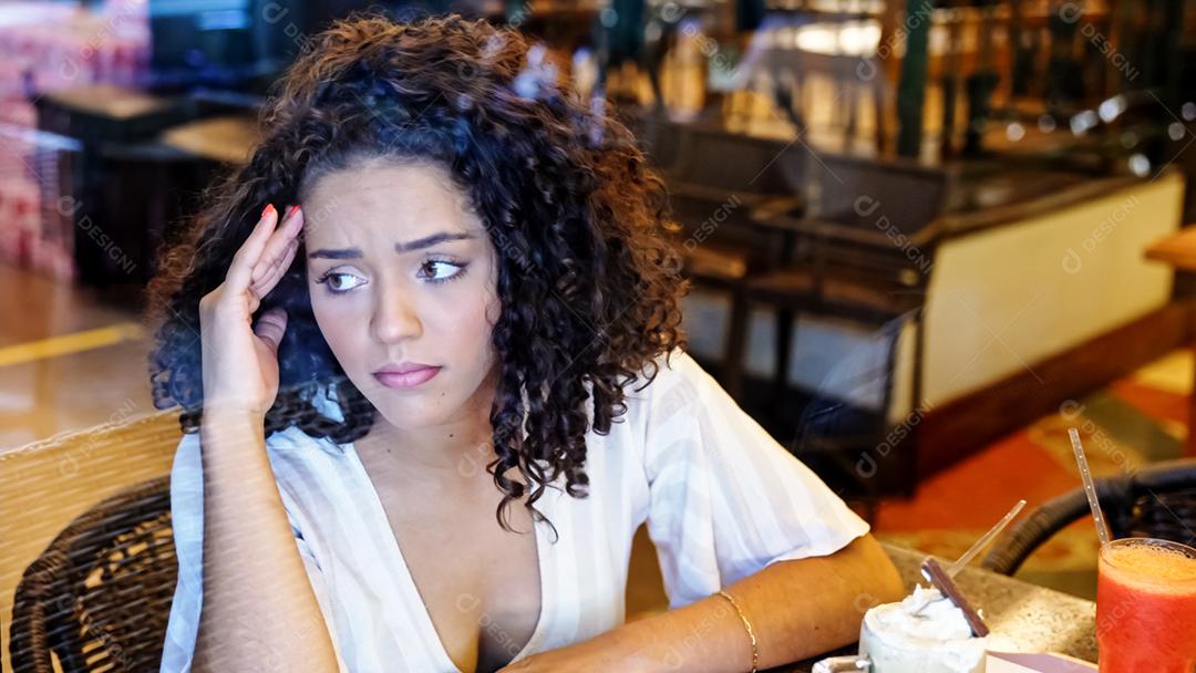 Mulher latina triste deprimida na padaria. Olhando para o horizonte, preocupado. Fim de relacionamento