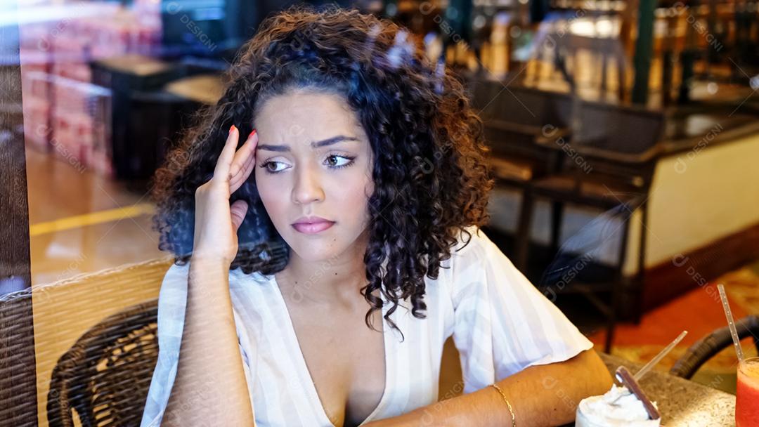 Mulher latina triste deprimida na padaria. Olhando para o horizonte, preocupado. Fim de relacionamento