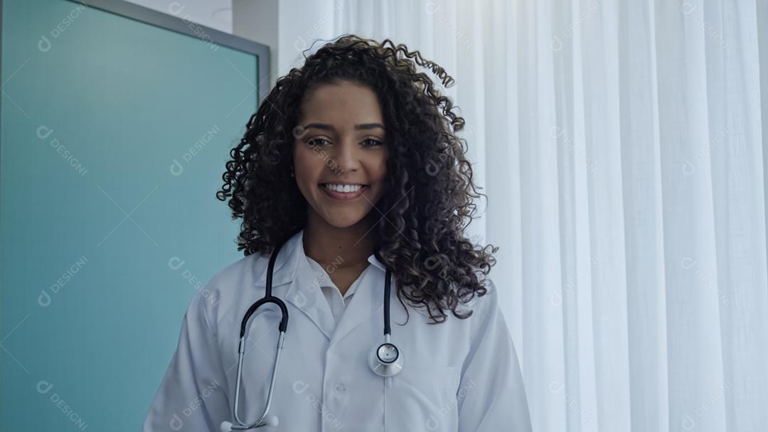 Jovem médica latina usa uniforme branco, jaleco branco, estetoscópio e olhando para a câmera