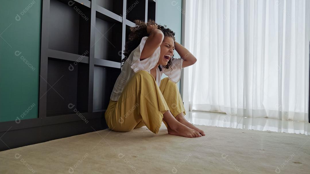 Mulher latina sentada no chão se sente infeliz por problemas pessoais, rompimento ou casamento arruinado