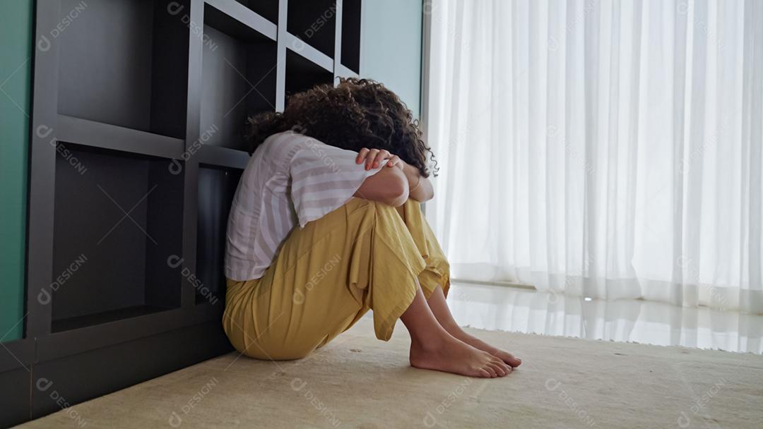 Mulher latina sentada no chão se sente infeliz por problemas pessoais, rompimento ou casamento arruinado