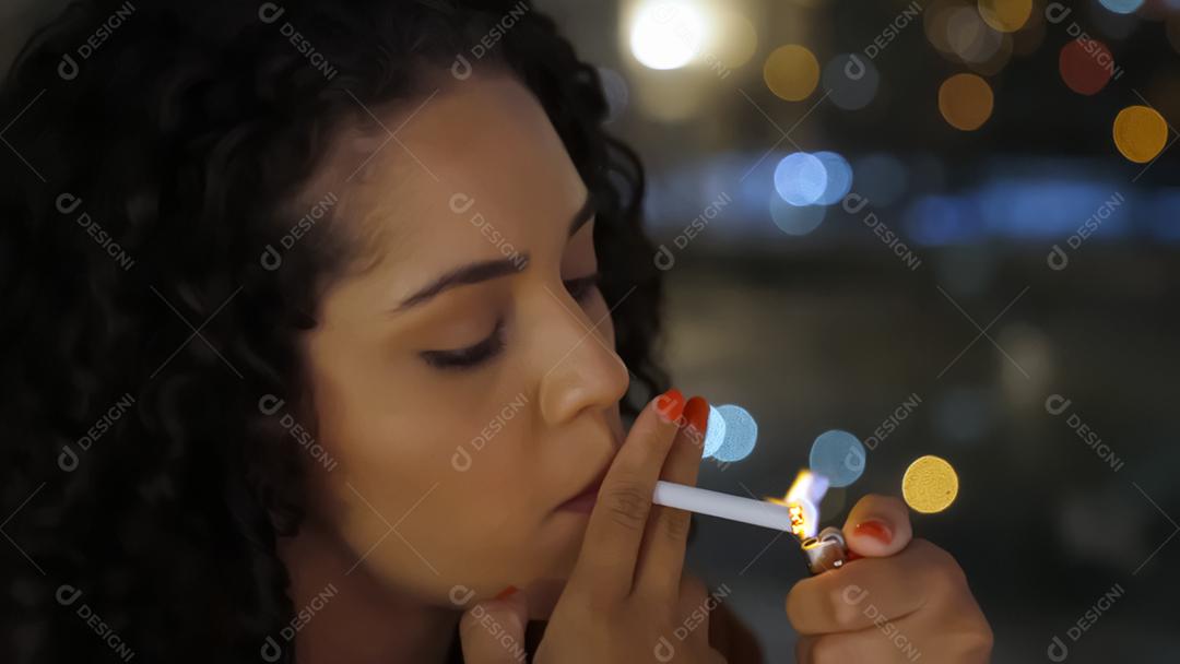 Uma triste garota latina fuma tarde da noite.
