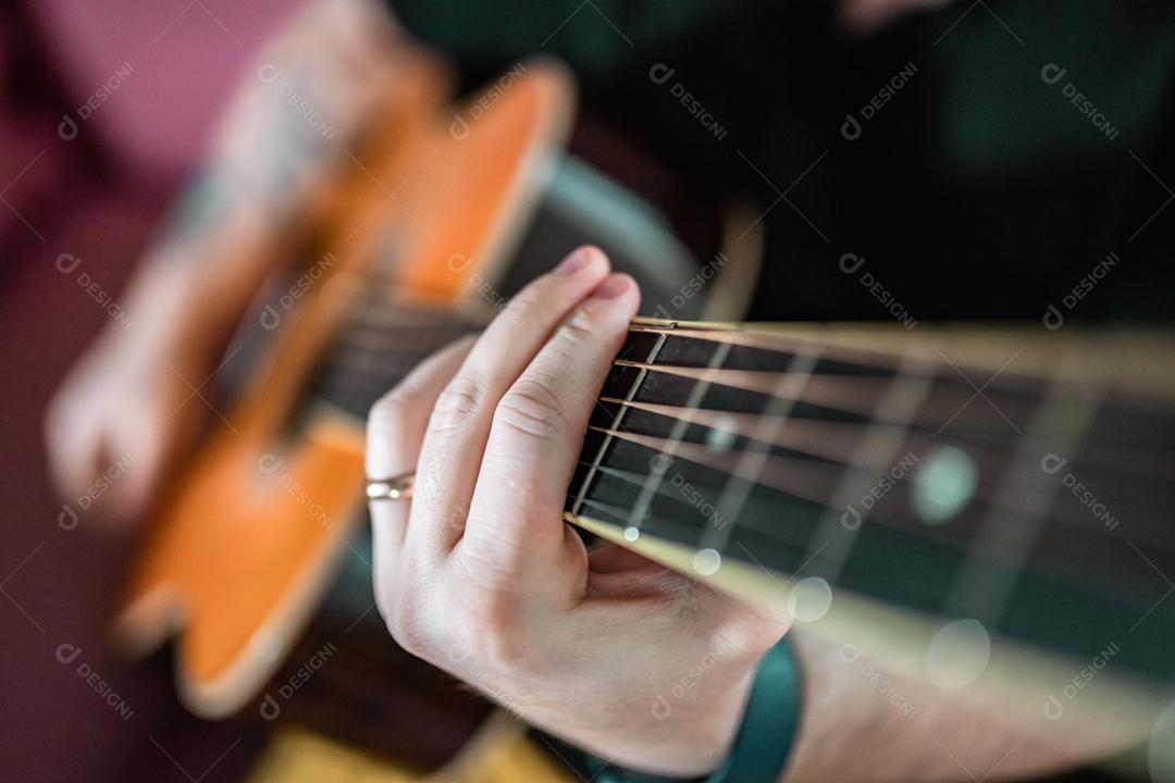 Homem tocando guitarra. Vista de perto