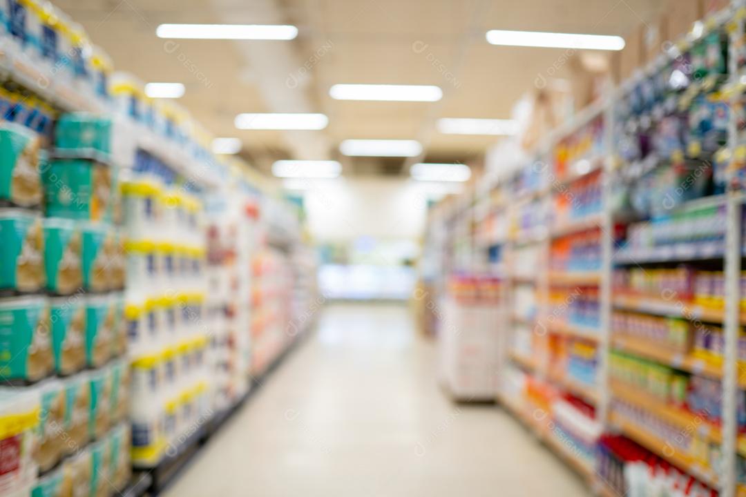 corredor de supermercado vazio com produto em fundo de prateleiras, turva