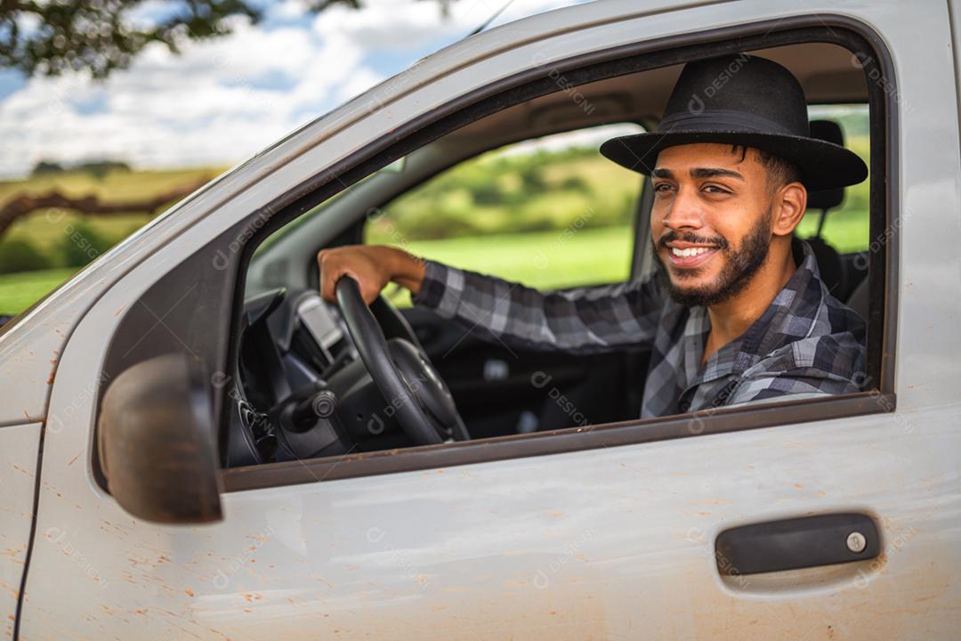 sorrindo agricultor latino-americano dirigindo carro