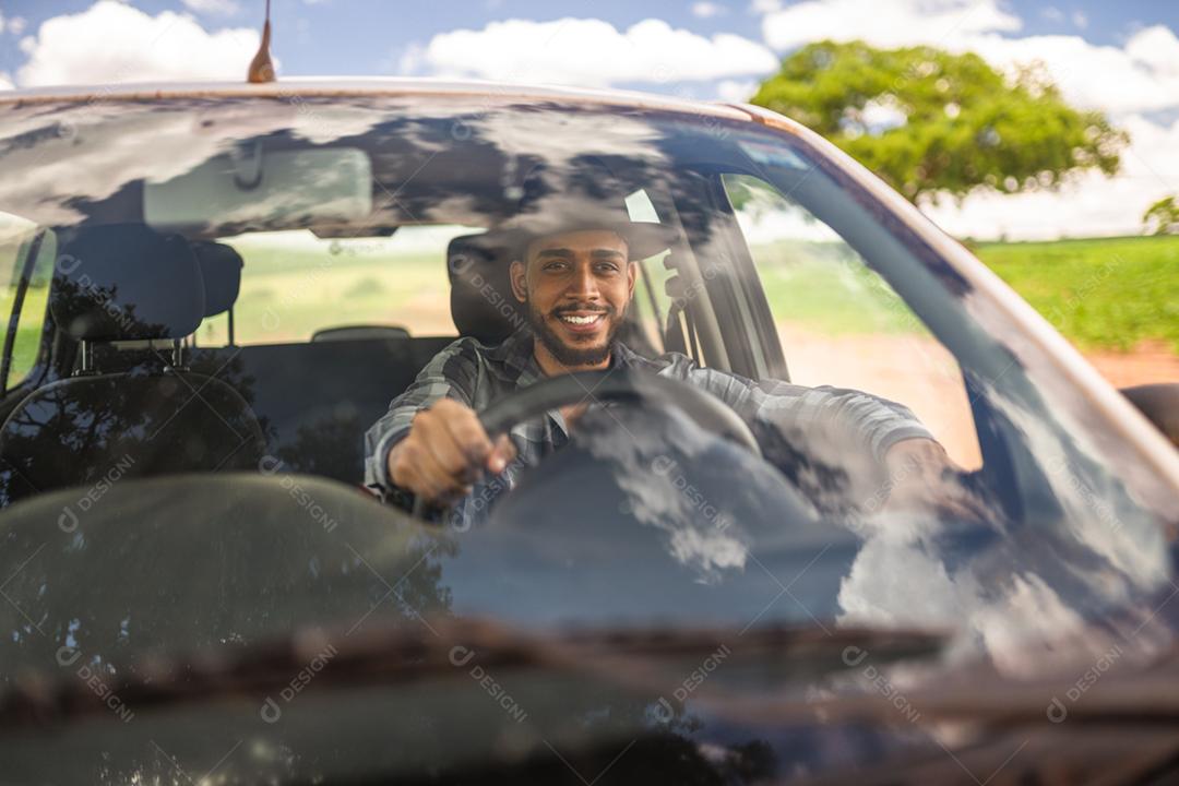 sorrindo agricultor latino-americano dirigindo carro