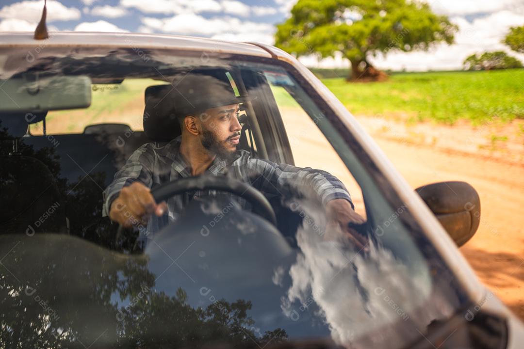 Agricultor latino-americano dirigindo carro