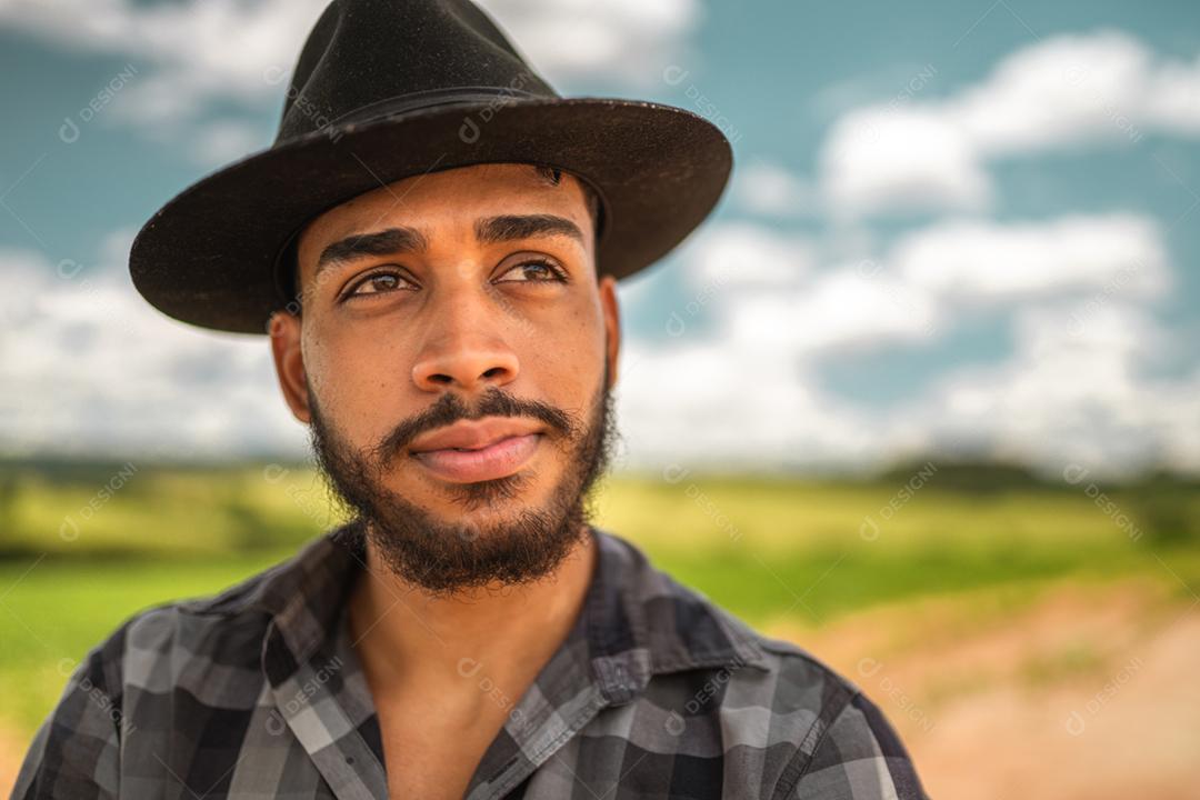 Feche o retrato de um orgulhoso agricultor latino-americano olhando para a direita