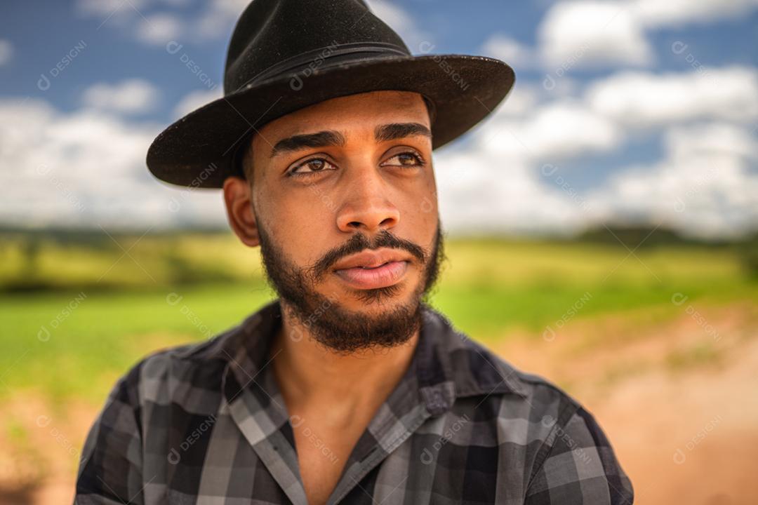 Feche o retrato de um orgulhoso agricultor latino-americano olhando para a direita