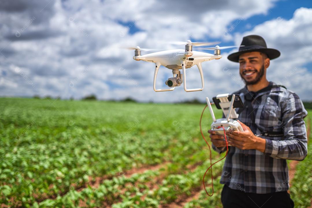 conceito de agricultura inteligente, agricultor latino-americano usando drone em campo