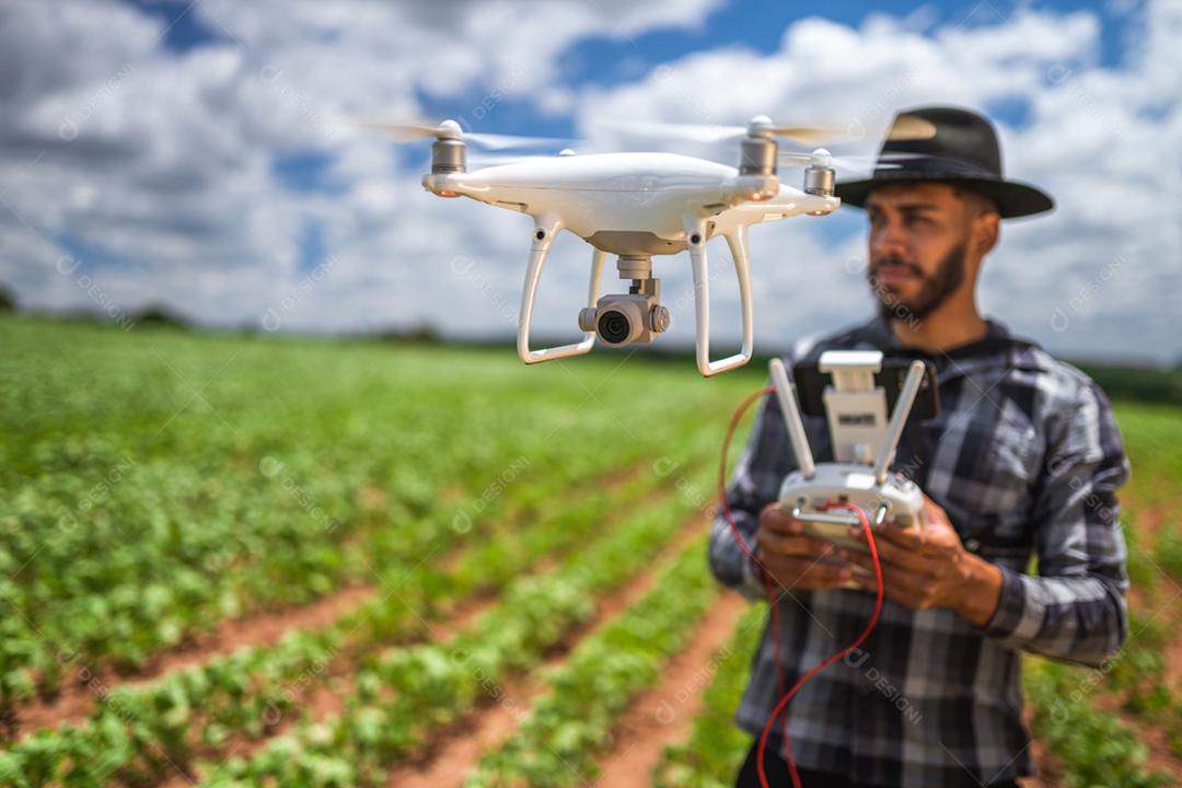 conceito de agricultura inteligente, agricultor latino-americano usando drone em campo