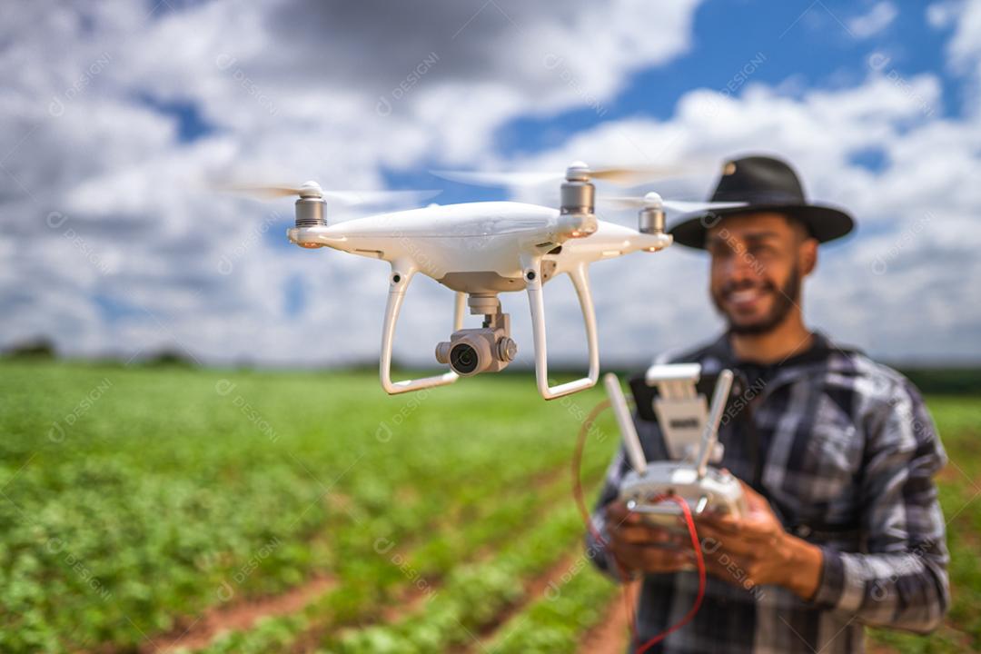 conceito de agricultura inteligente, agricultor latino-americano usando drone em campo