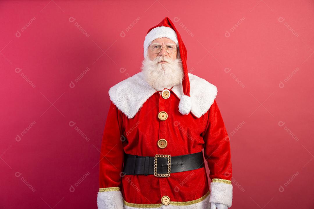 Verdadeiro Papai Noel com fundo vermelho, usando óculos, luvas e um chapéu ansioso