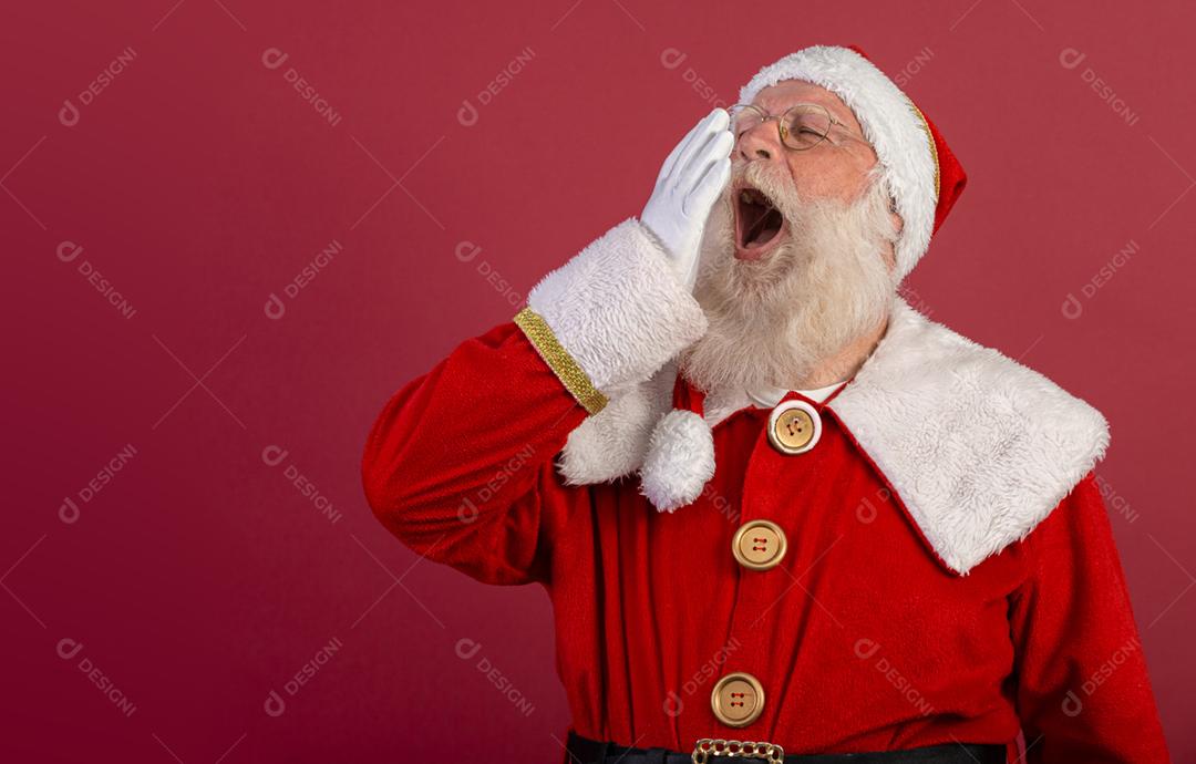 Sonolento Papai Noel com fundo vermelho, usando óculos e chapéu. Papai Noel sonolento.