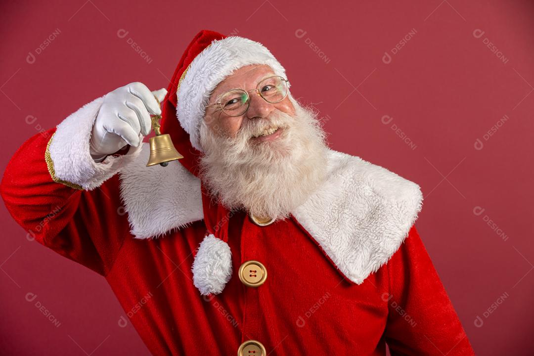 Papai Noel tocando um pequeno sino. Os sinos de tinir. Economia nas compras. O Natal está chegando