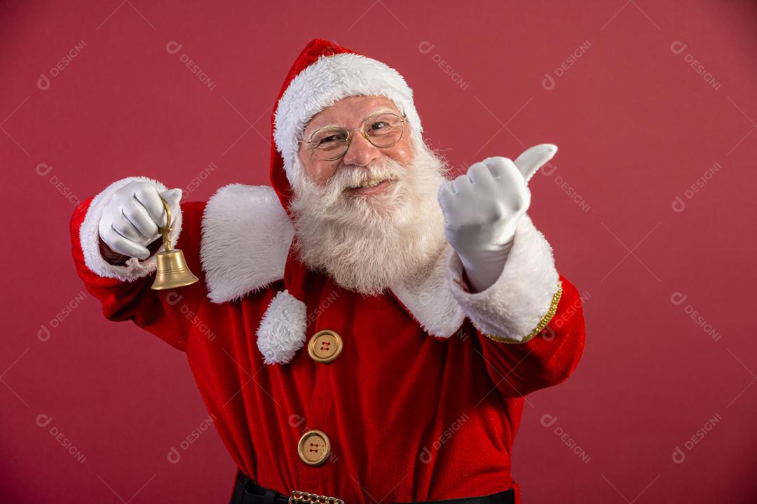 Papai Noel tocando um pequeno sino. Os sinos de tinir. Economia nas compras. O Natal está chegando