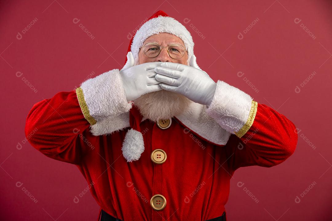 Festiva Noel! Tradições natalinas! Papai Noel de chapéu, fantasia, luvas brancas expressa desejo de inverno