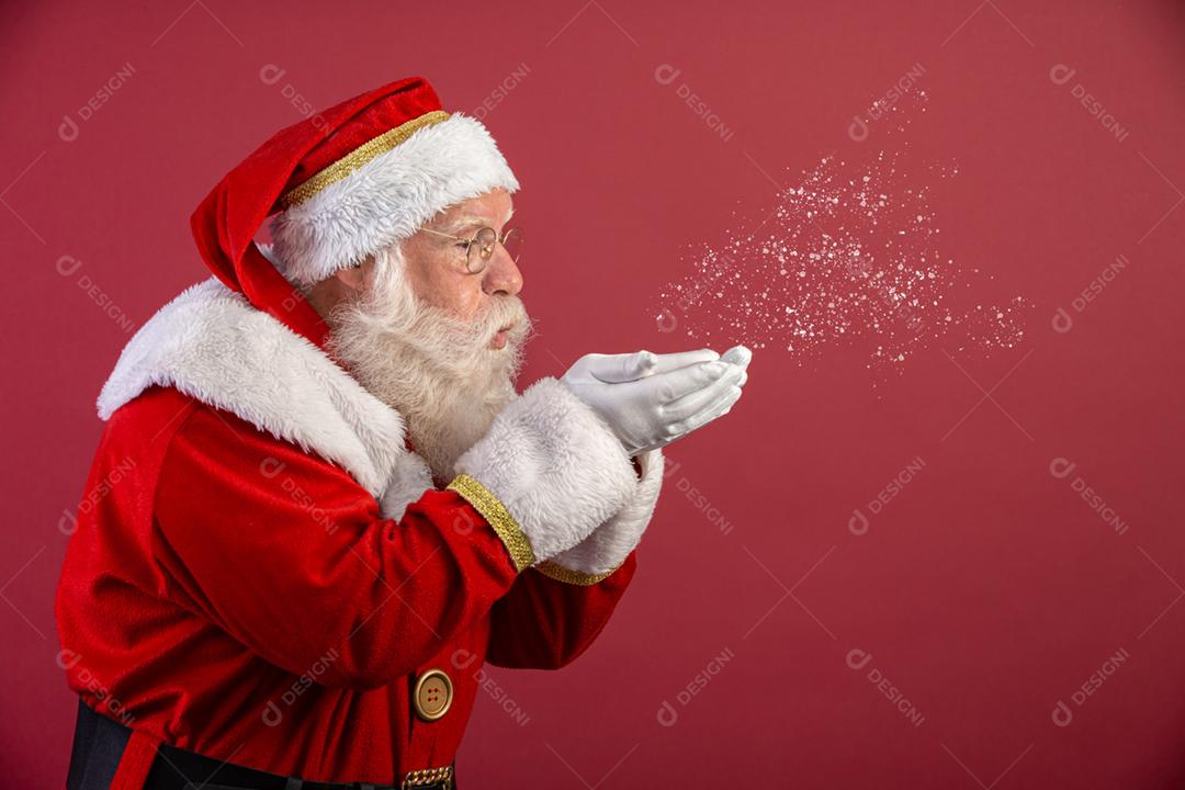Festiva Noel! Tradições natalinas! Papai Noel de chapéu, fantasia, luvas brancas expressa desejo de inverno