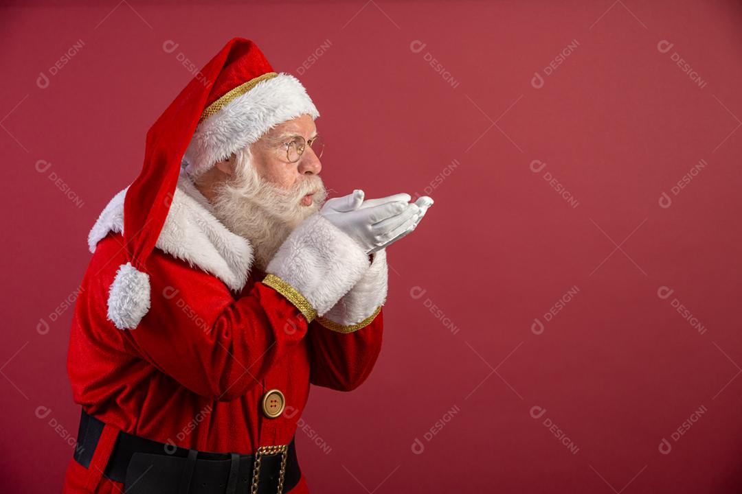 Festiva Noel! Tradições natalinas! Papai Noel de chapéu, fantasia, luvas brancas expressa desejo de inverno