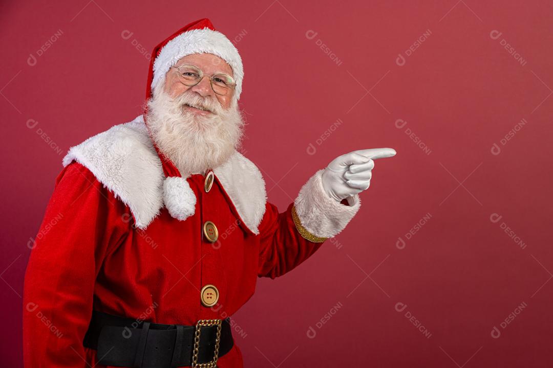 Papai Noel puxando um enorme saco de presentes em fundo vermelho com espaço de cópia. Arte da bandeira.