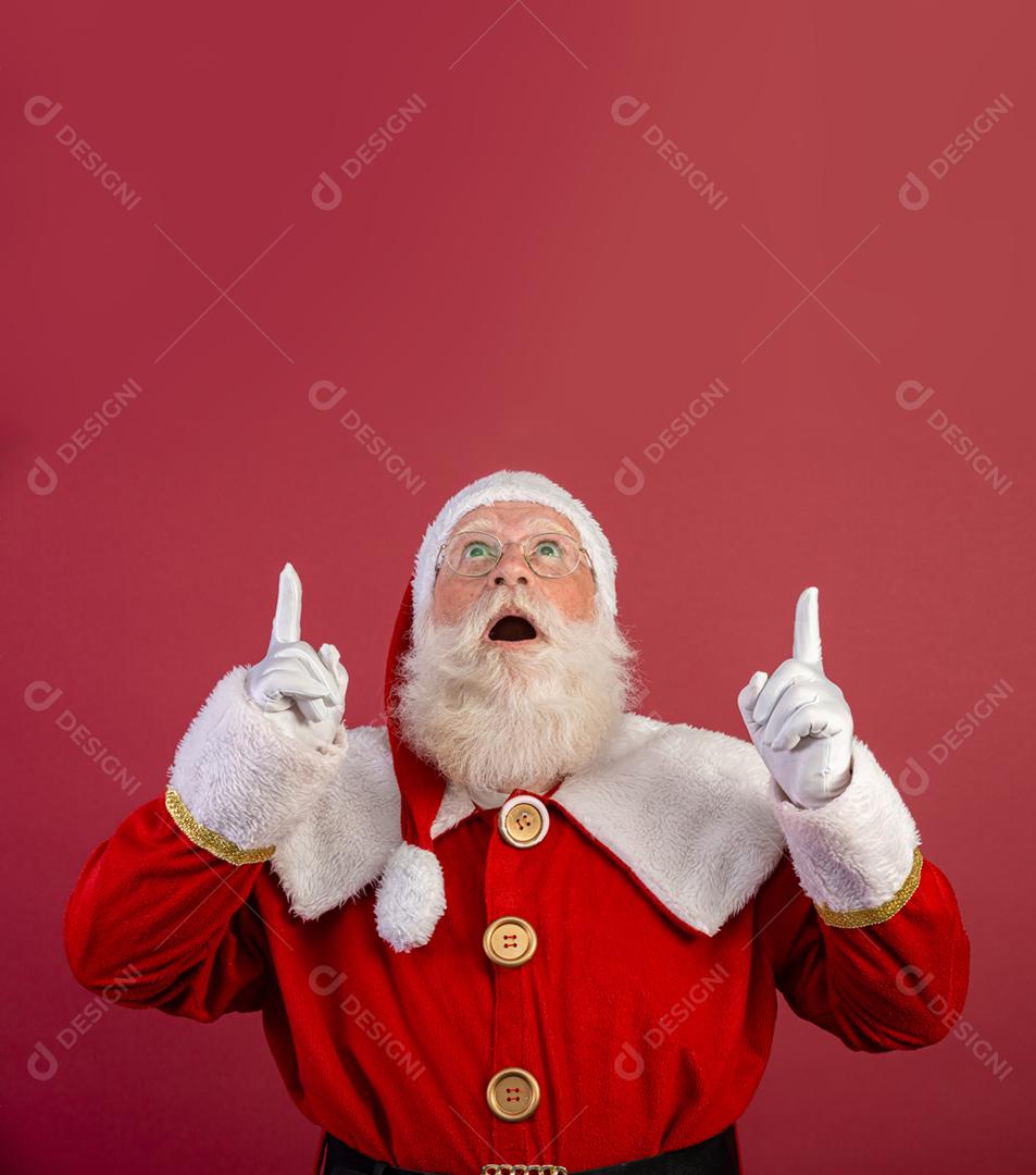 Papai Noel puxando um enorme saco de presentes em fundo amarelo com espaço de cópia. Mostrar-se. Arte da bandeira.