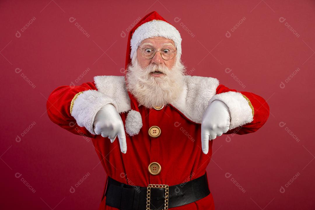 Papai Noel puxando um enorme saco de presentes em fundo amarelo com espaço de cópia. Mostrar-se. Arte da bandeira.