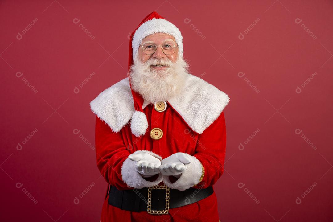 Papai Noel em fundo vermelho Apresentando.