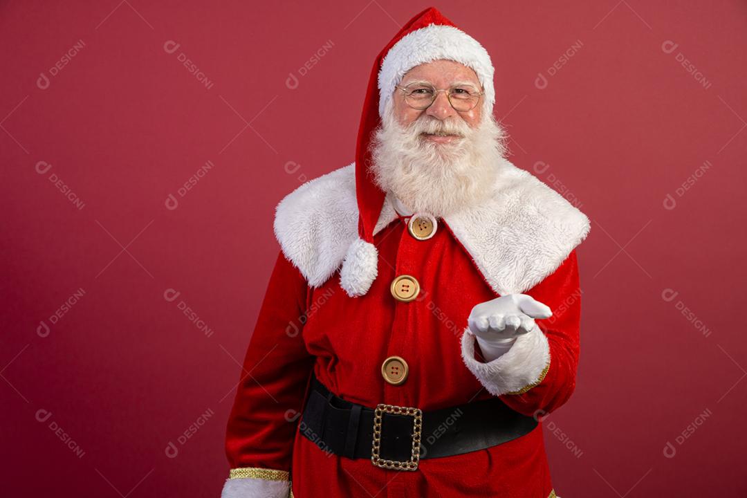 Papai Noel em fundo vermelho Apresentando.