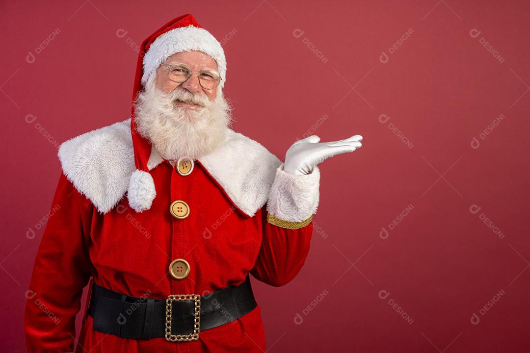 Papai Noel em fundo vermelho Apresentando.