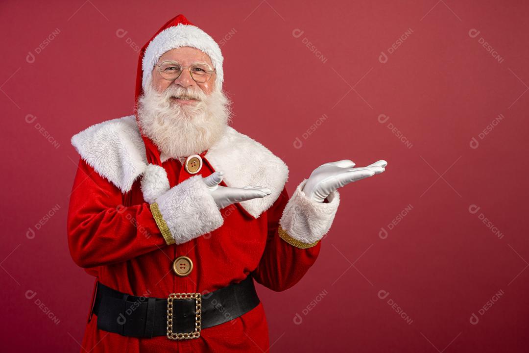 Papai Noel em fundo vermelho Apresentando.