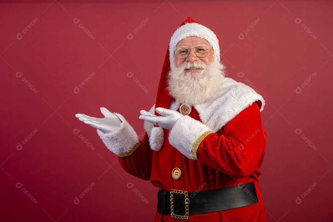 Papai Noel em fundo vermelho Apresentando.