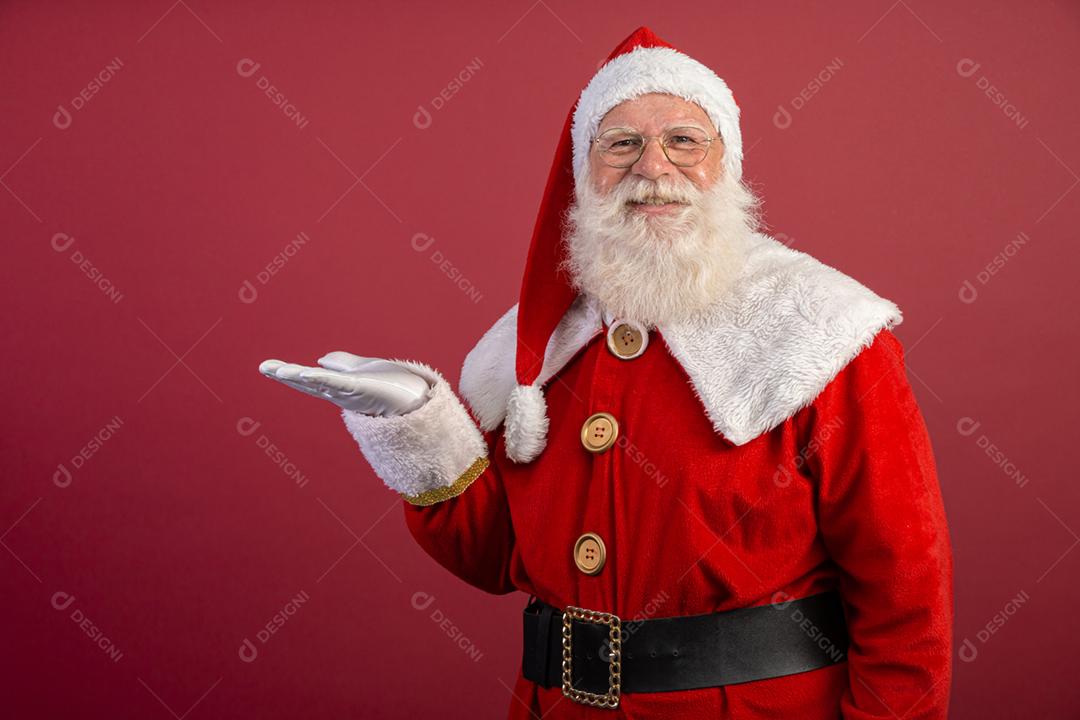 Papai Noel em fundo vermelho Apresentando.
