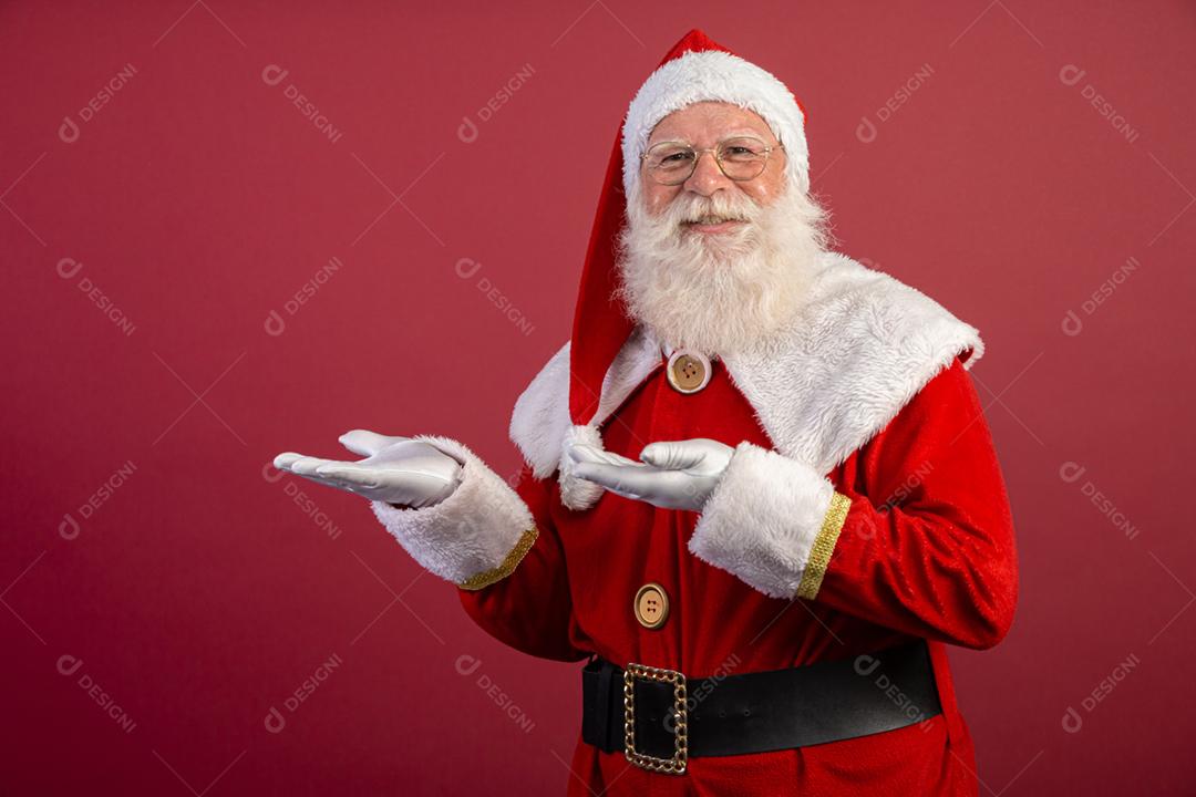 Papai Noel em fundo vermelho Apresentando.