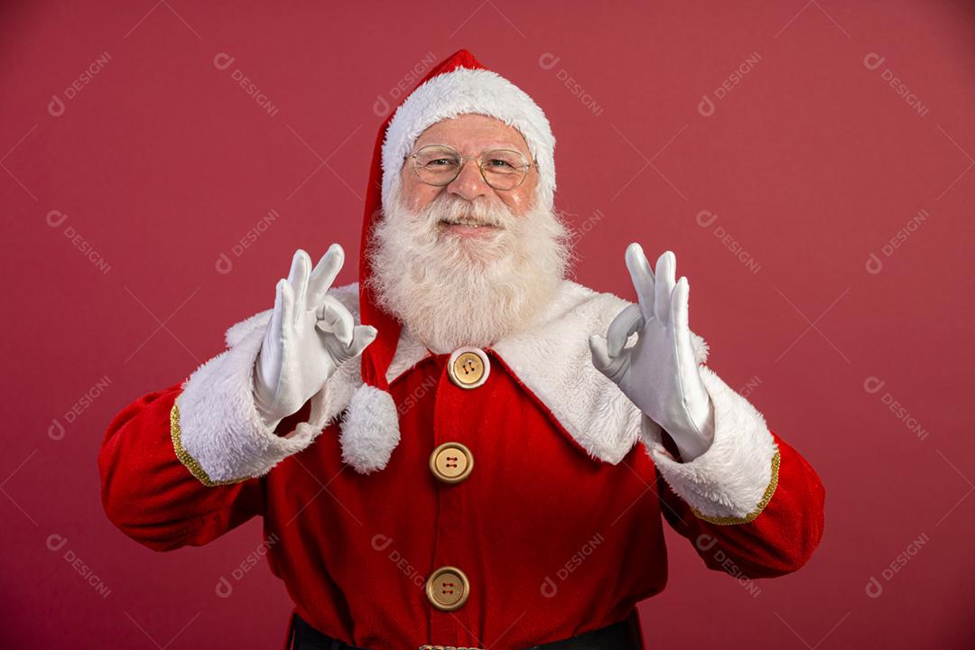 Papai Noel olhando para a câmera. O Natal está chegando. Feliz Natal. Ok sinal.