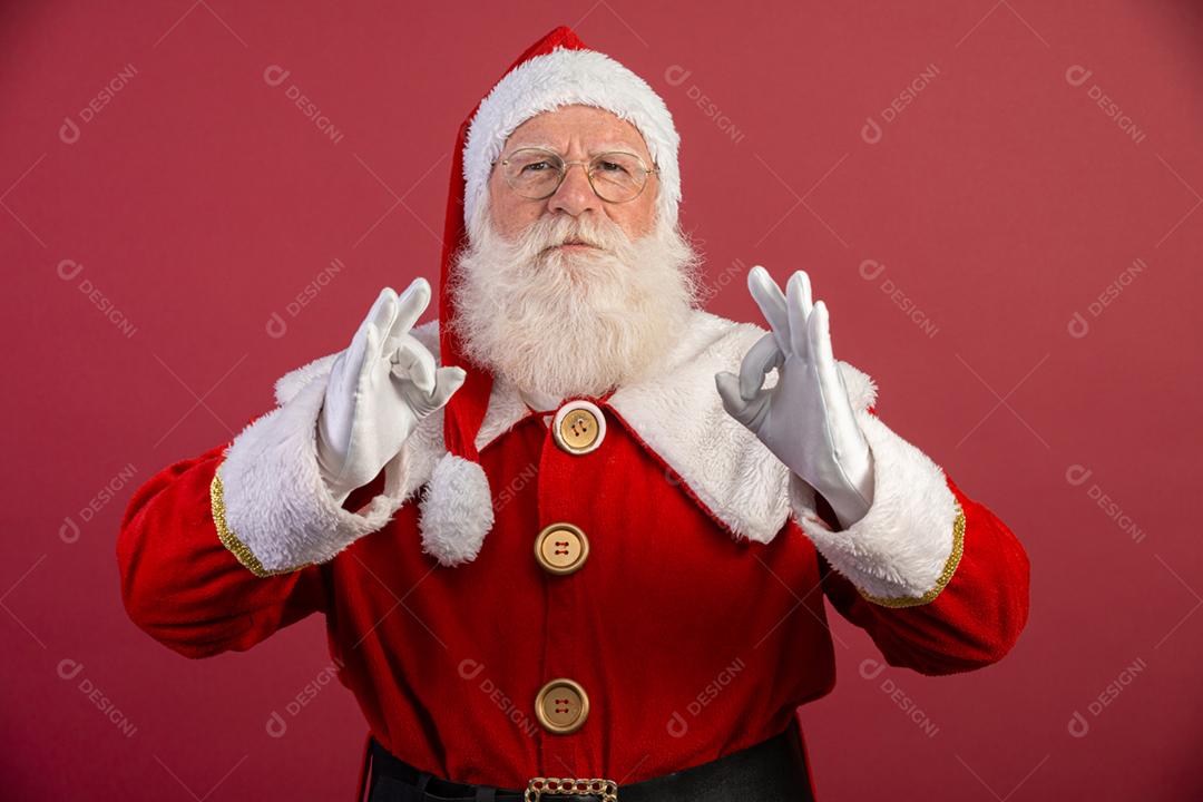 Papai Noel olhando para a câmera. O Natal está chegando. Feliz Natal. Ok sinal.