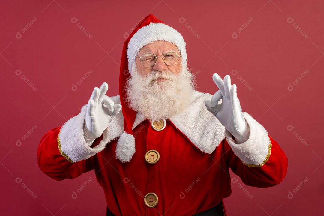 Papai Noel olhando para a câmera. O Natal está chegando. Feliz Natal. Ok sinal.