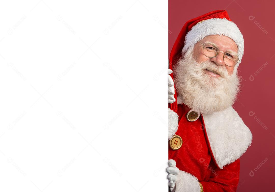 Feliz Papai Noel olhando por trás do sinal em branco isolado em fundo vermelho