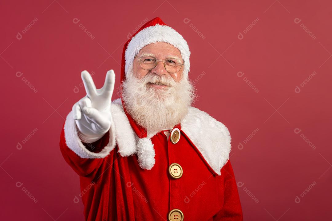 Papai Noel olhando para a câmera. O Natal está chegando. Feliz Natal