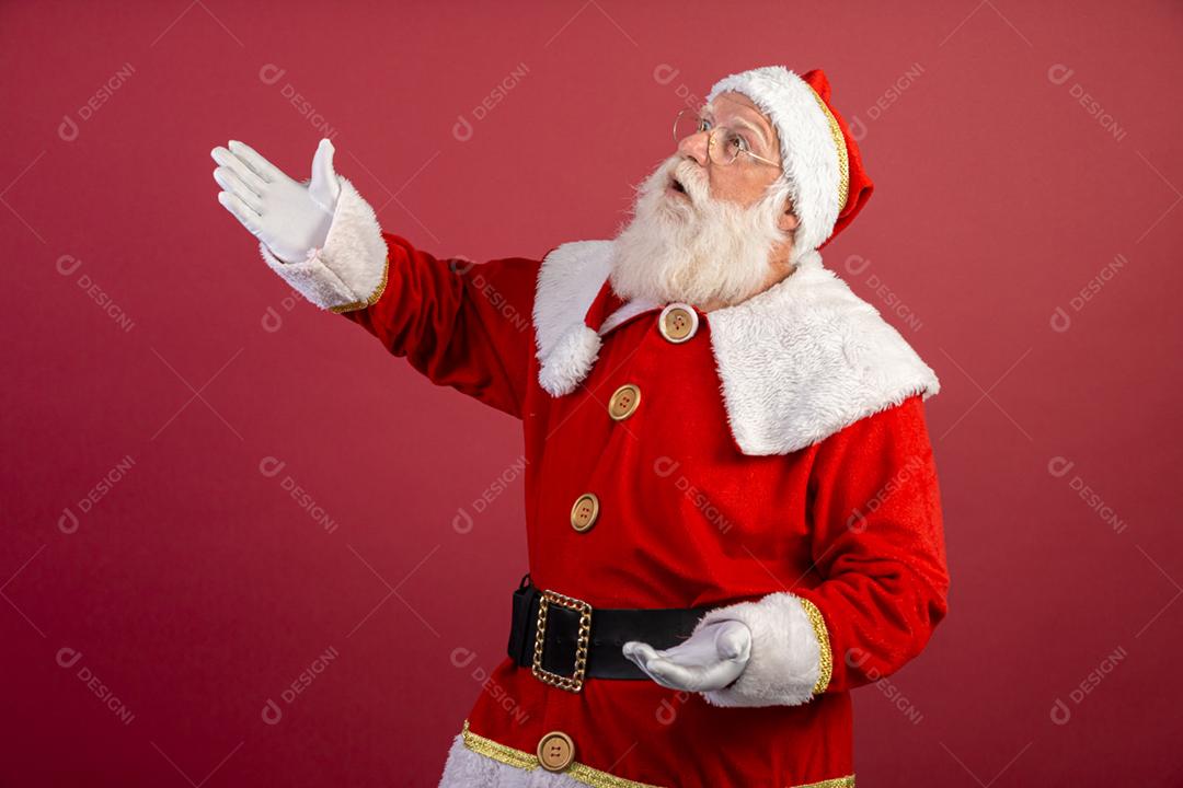 Papai Noel em fundo vermelho  Apresentando.