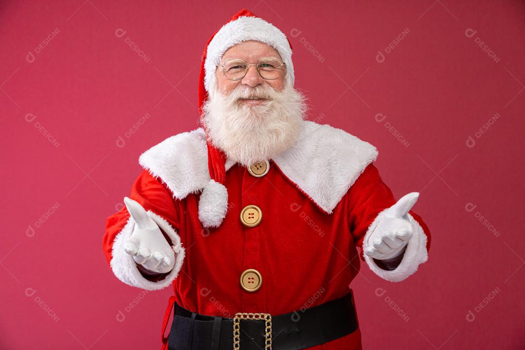 Papai Noel em fundo vermelho Apresentando.